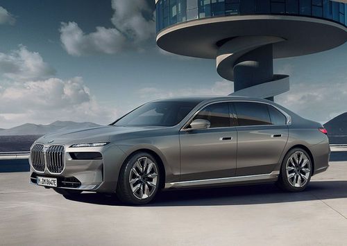 BMW i7