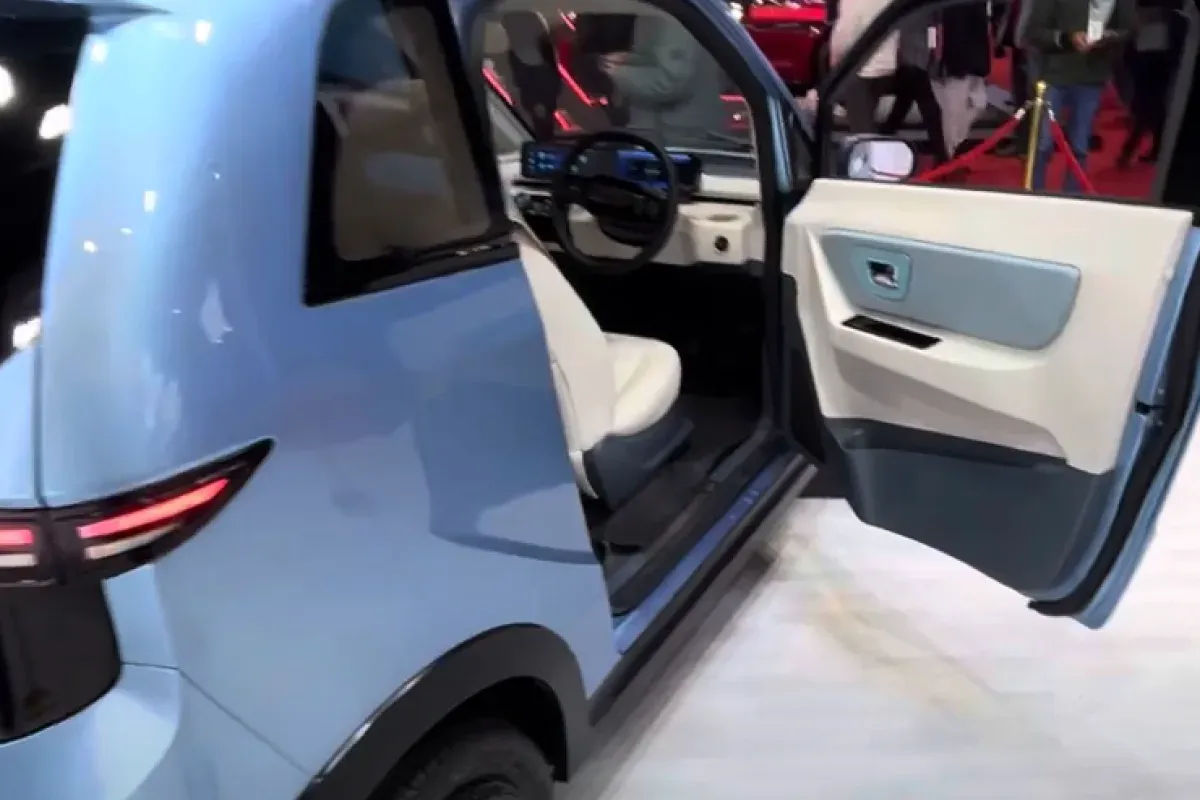 eva car door opened at bharat mobility show